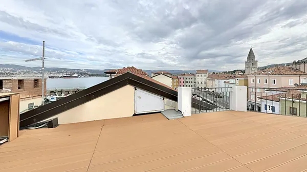 Bilocale con terrazza sul tetto e vista sul golfo, Muggia
