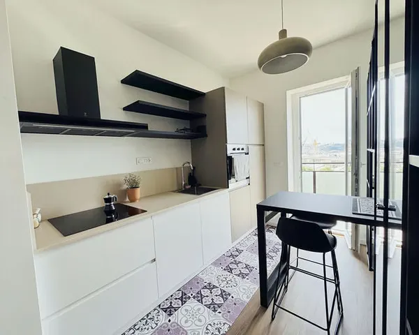Monolocale ristrutturato con balcone vista mare