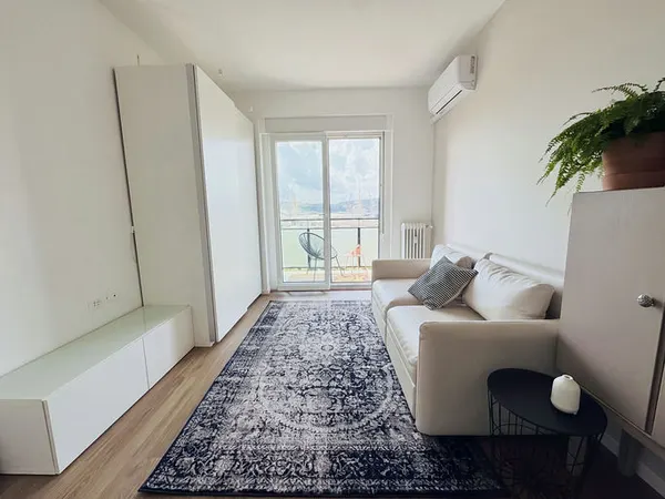 Monolocale ristrutturato con balcone vista mare