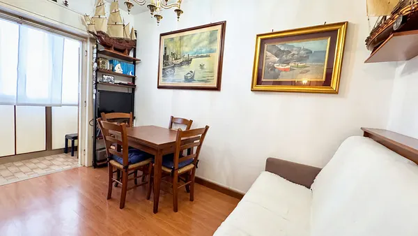 Bilocale al quinto piano con due poggioli