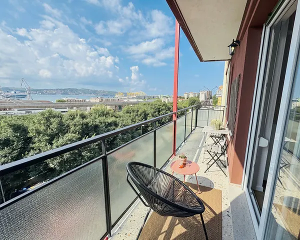 Monolocale ristrutturato con balcone vista mare