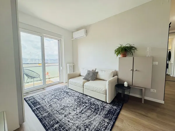 Monolocale ristrutturato con balcone vista mare