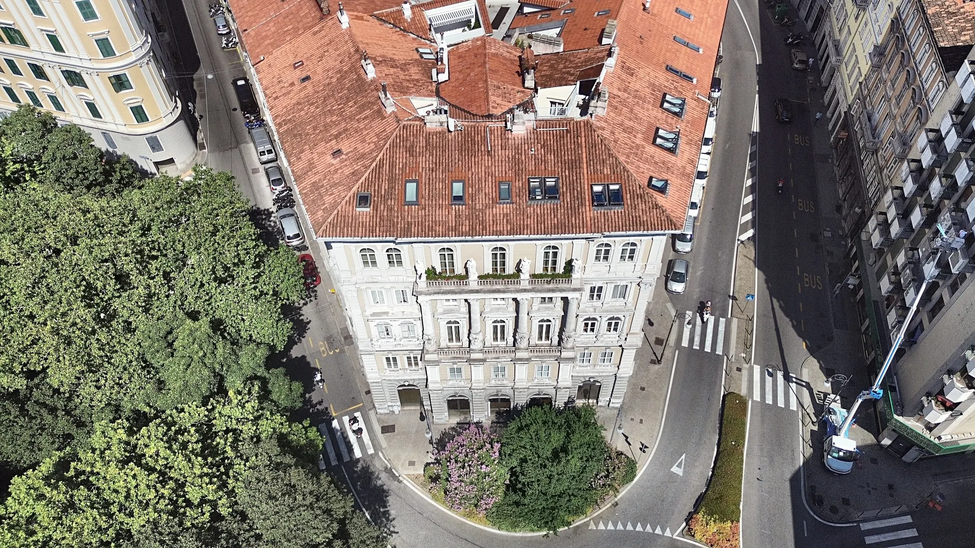 Renovated Two-Room Flat Overlooking the Public Gardens