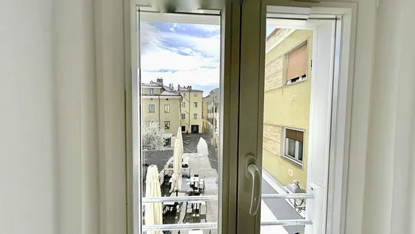 Bilocale al secondo piano sulla piazzetta, a Muggia