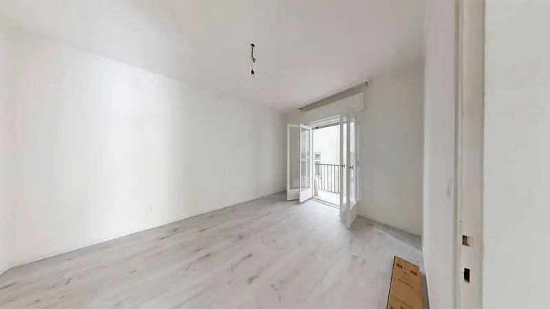 Renovated pied-à-terre with balcony