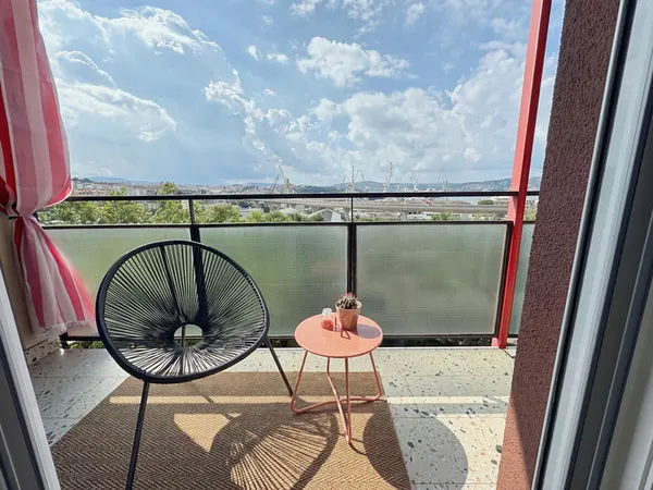 Monolocale ristrutturato con balcone vista mare