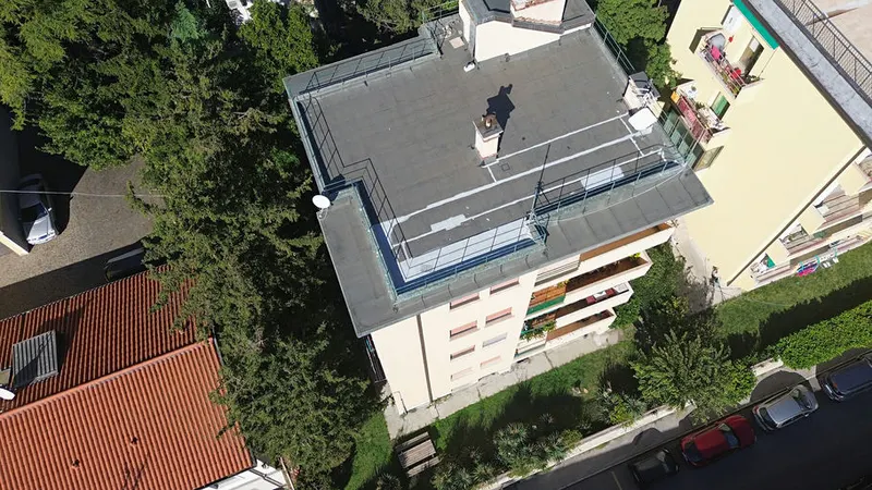 Renovierte Dachwohnung mit drei Meerblick-Balkonen