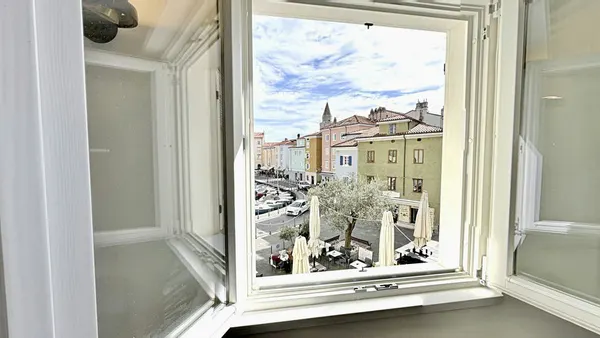 Bilocale al secondo piano sulla piazzetta, a Muggia