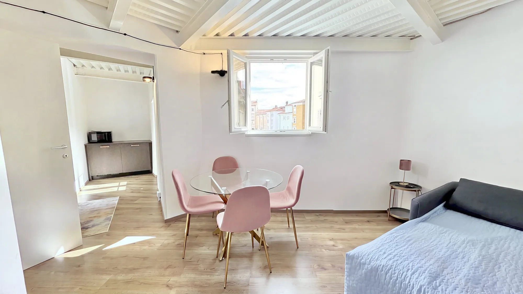 Second-floor one-bedroom flat above the square, Muggia