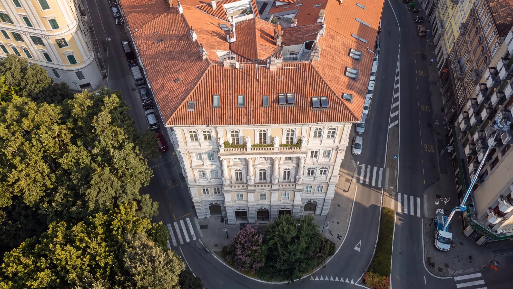 Renovated Two-Room Flat Overlooking the Public Gardens