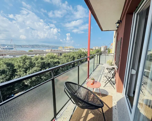 Monolocale ristrutturato con balcone vista mare